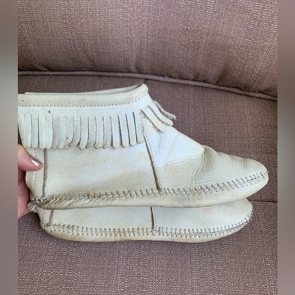 Minnetonka Fringed Cream Leather Ankle Boots Moccasins - Picture 7 of 7